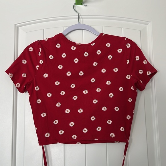 Hollister must have collection, baby tee, Size: Medium top red with daisies - Picture 7 of 8